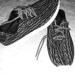 Black and white tennis shoes